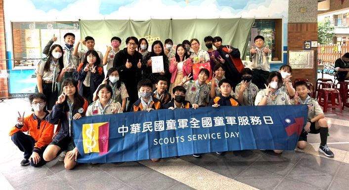 《圖說》三多國中鄭家涵同學(第一排右2)參加全國童軍服務日(社區關懷活動) 。〈教育局提供〉