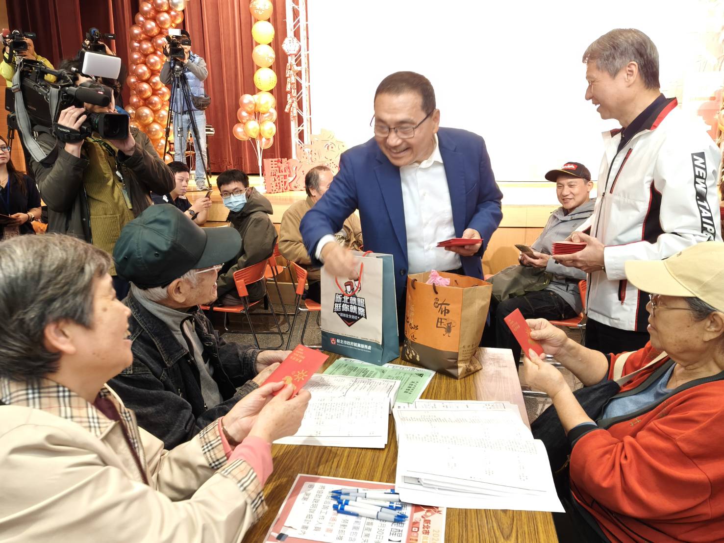 《圖說》侯友宜市長與求職者互動寒暄，為活動增添節慶溫度。〈記者葉柏成攝〉