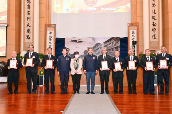 《圖說》市長侯友宜致贈慈濟基金會代表感謝狀,左四消防局長陳崇岳、左五內政部長劉世芳。〈消防局提供〉