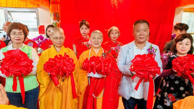 《圖說》證達上人與立法委員陳素月、彰化縣等貴賓共同剪綵，場面隆重祥和。〈主辦單位提供〉