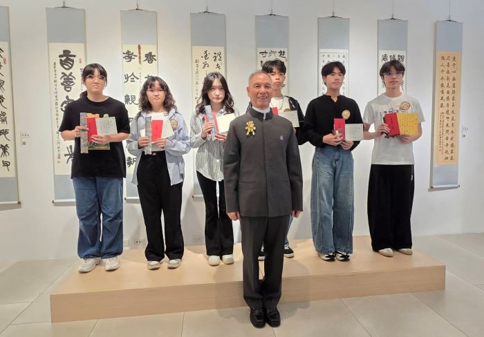 《圖說》傳光人協進會理事長趙忠君與高中職組的前三名得獎人合影留念。〈主辦單位提供〉