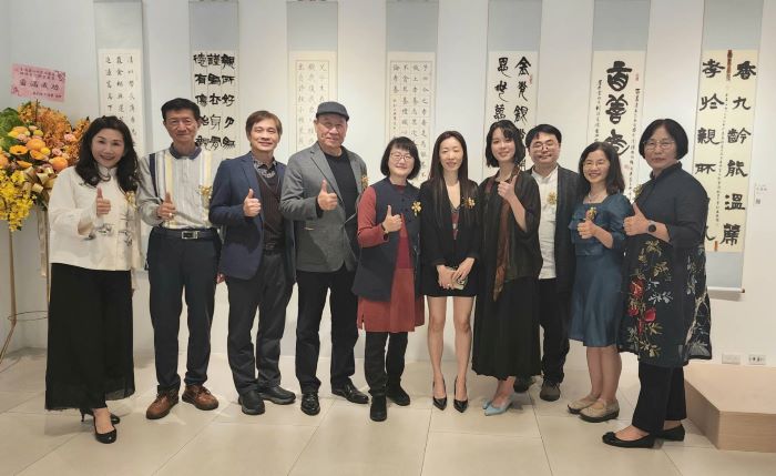 《圖說》擔任全國書法比賽的評審團,在展場與主辦單位合影。〈主辦單位提供〉