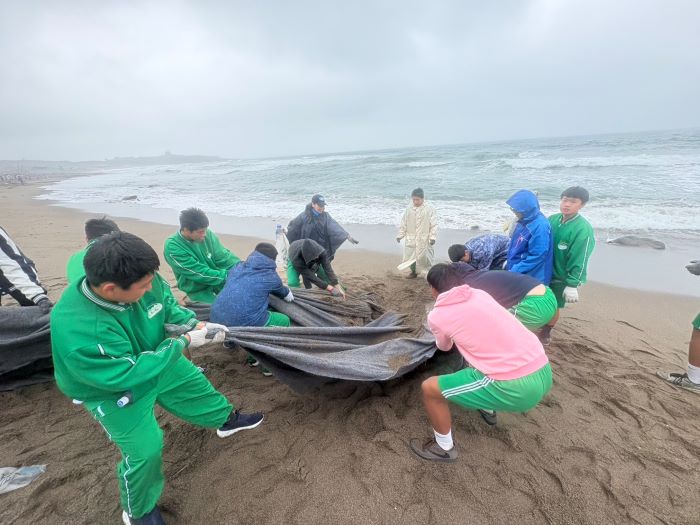 《圖說》三芝國中橄欖球隊的「年輕生力軍」合力清理大型廢棄物。〈環保局提供〉