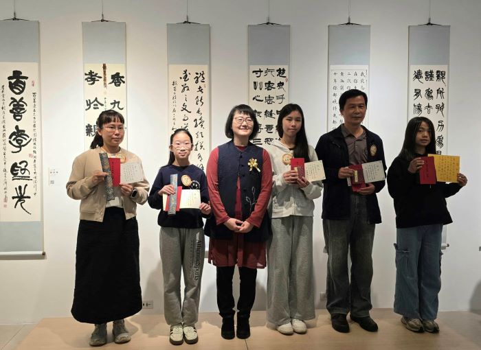 《圖說》澹廬文教基金會董事長,也是知名女書法家的連瑞芬老師(左三)頒獎給國小高年級組前三名得獎人後合影留念。〈主辦單位提供〉