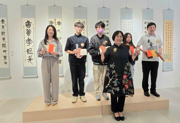 《圖說》和氣大愛文教基金會董事長段傳芬(前)與大專社會組前三名得獎人合影留念。〈主辦單位提供〉