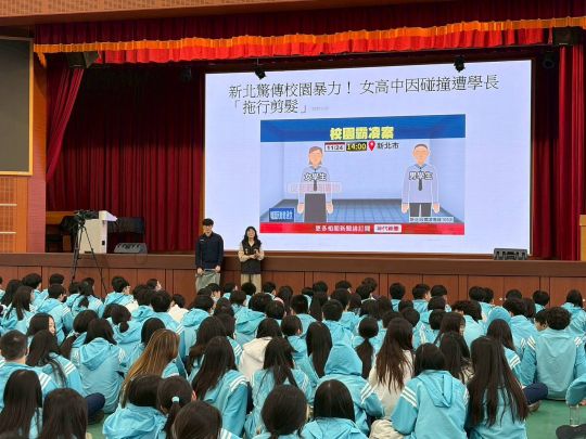 《圖說》中和警打詐團隊由偵查隊警務員丁銘妮帶領，以淺顯易懂的方式，結合實務案例解析，讓學生們建立正確法律觀念，現場反應熱烈。〈中和分局提供〉