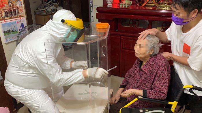 《圖說》新北市在疫情期間成立到宅快篩、照護隊。〈社會局提供〉