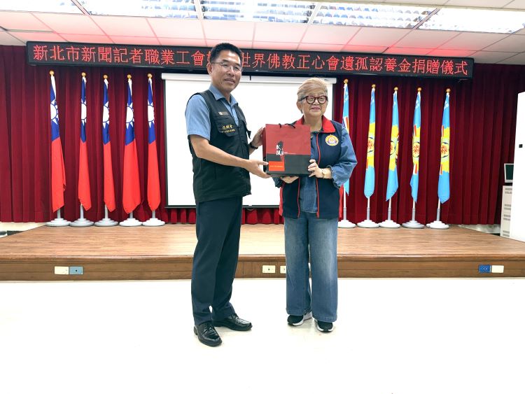《圖說》世界佛教正心會捐助臺北市榮民服務處捐助遺孤認養金，處長黃信仁代表受贈。〈臺北榮服處提供〉