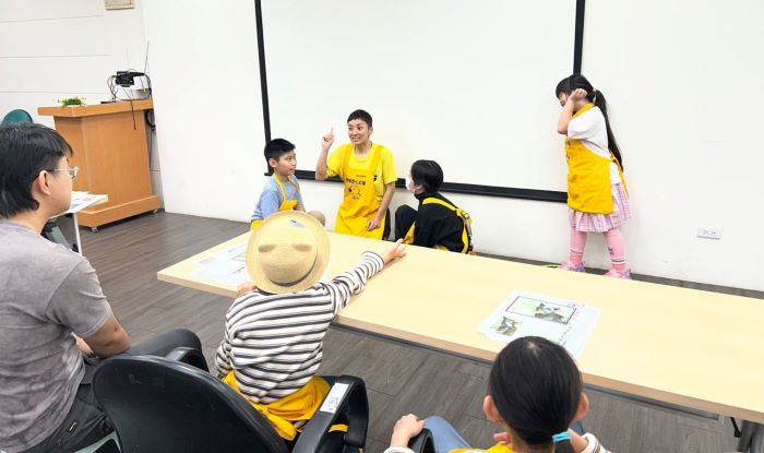 《圖說》Summer老師透過小劇場，教小小兵如何與動物第一次互動。〈動保處提供〉