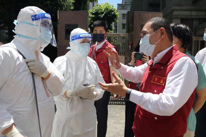 《圖說》新北市在疫情期間成立到宅快篩、照護隊 侯友宜市長特地前往同仁醫院慰問。〈社會局提供〉