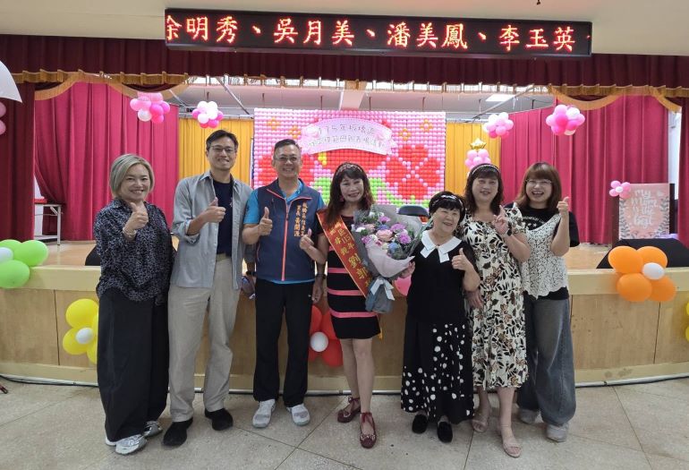 《圖說》模範母親劉郭碧枝媽媽(中)與家人現場合影。〈板橋區公所提供〉