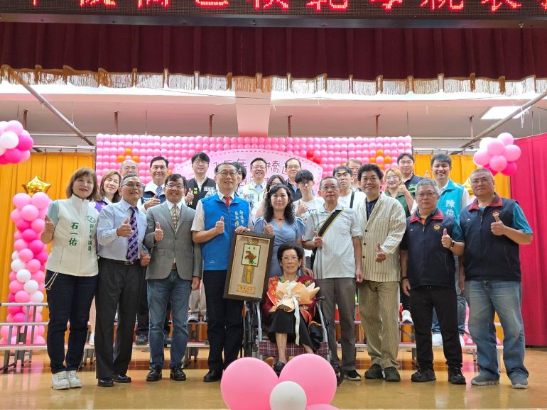 《圖說》模範母親洪陳春子媽媽上台接受表揚。〈板橋區公所提供〉