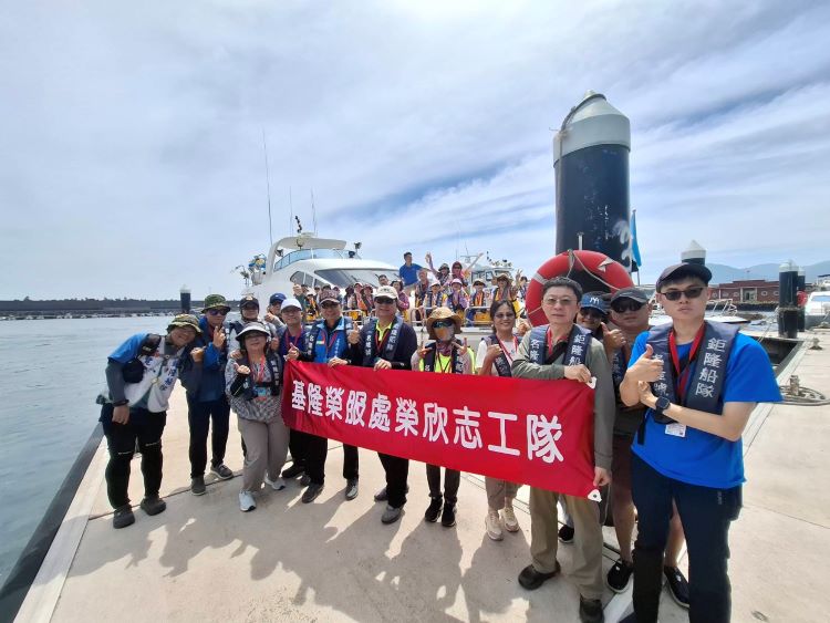 《圖說》方正處長(前排左5,灰色帽子)率同仁及榮欣志工快樂的出航,由鉅龍船舶公司專業團熱情引領。〈基隆榮服處提供〉