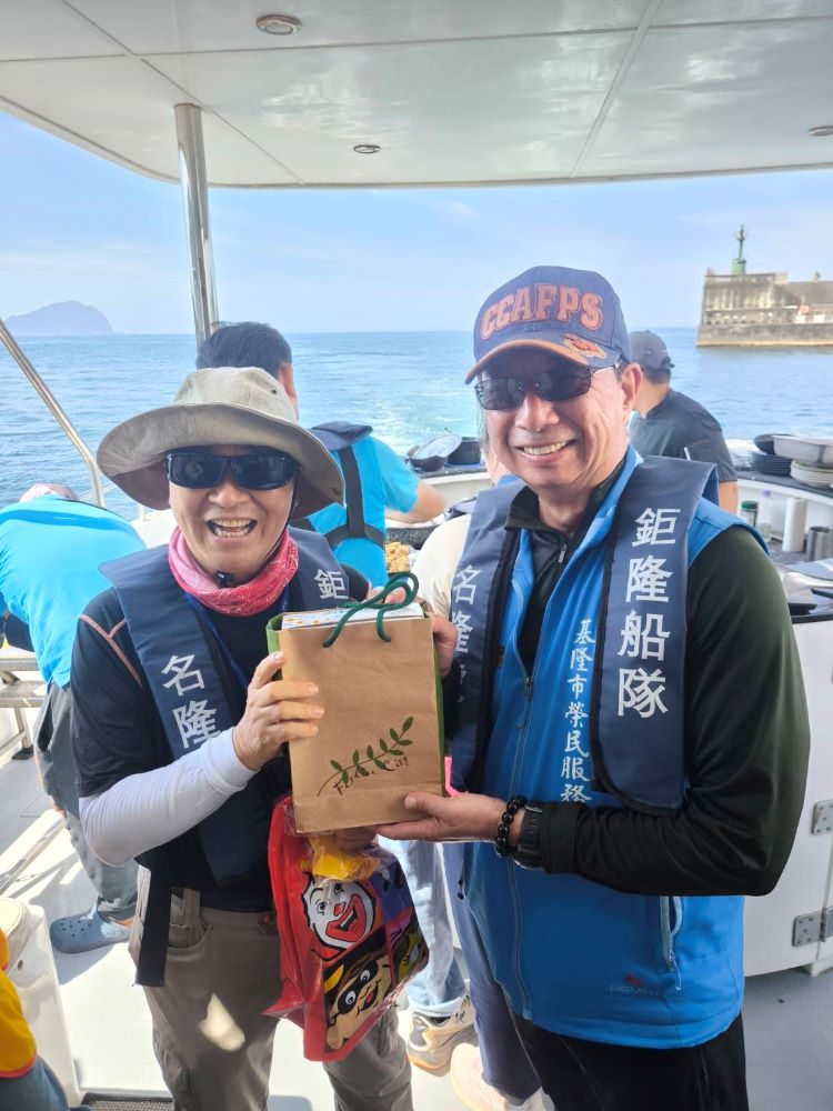 《圖說》方正處長(右)表揚114年度服務時數最高志工江有維組長。〈基隆榮服處提供〉
