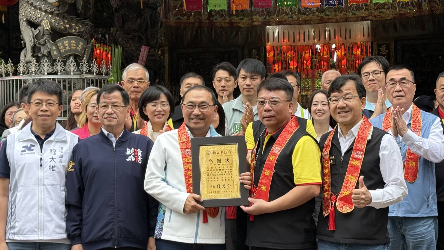 《圖說》新北市市長侯友宜於板橋慈惠宮參香，與廟方合影，感謝宮廟公益捐贈。〈民政局提供〉