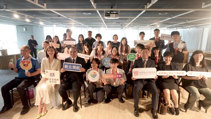 《圖說》「第26屆台新青少年志工菁英獎」新北市共有3所學校、1個學生社團、21位學生及1位老師獲獎,前排左二青年局長邱兆梅。〈青年局提供〉