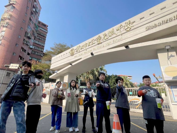 《圖說》三重高中國中部學生社團「不落蒂聯盟」,每月號召親友快閃撿菸蒂。〈青年局提供〉