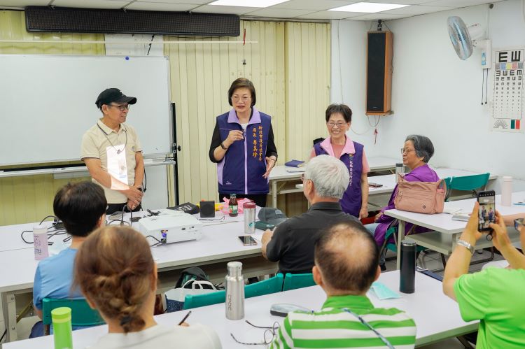 《圖說》社會局長李美珍向參加松年大學正在上手機課程的長輩宣導,新北即將於6月起先訪75歲以上獨居長者,訪員會遵守「二要三不」原則。〈社會局提供〉