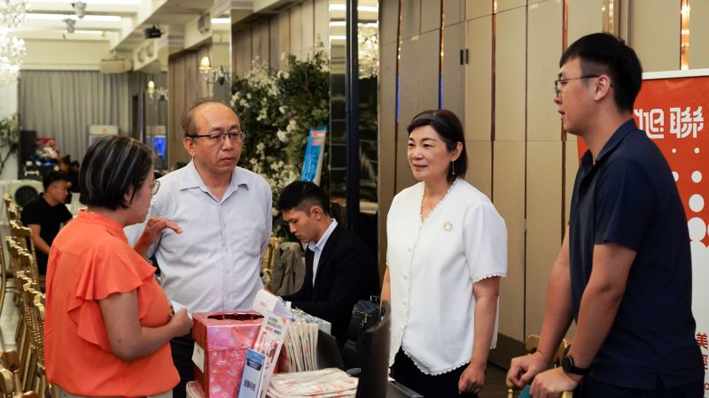 《圖說》現場邀集23家SI業者共同參與,展示43項智慧應用方案,涵蓋AI智慧營運、智慧行銷、人資培訓及物流供應鏈等多元領域,吸引眾多新北企業到場參與交流,現場互動熱絡。〈經發局提供〉