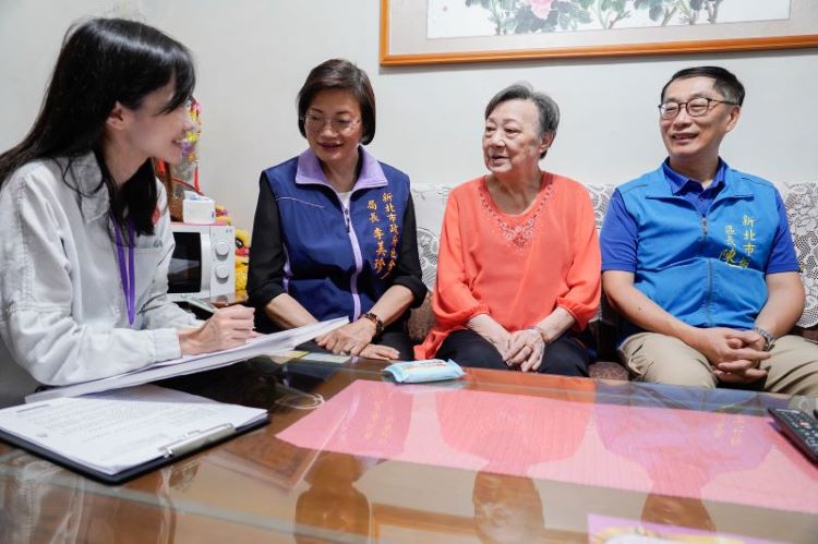 《圖說》板橋區公所訪員進行訪問,左2為社會局長李美珍、右1為板橋區長陳奇正。〈社會局提供〉