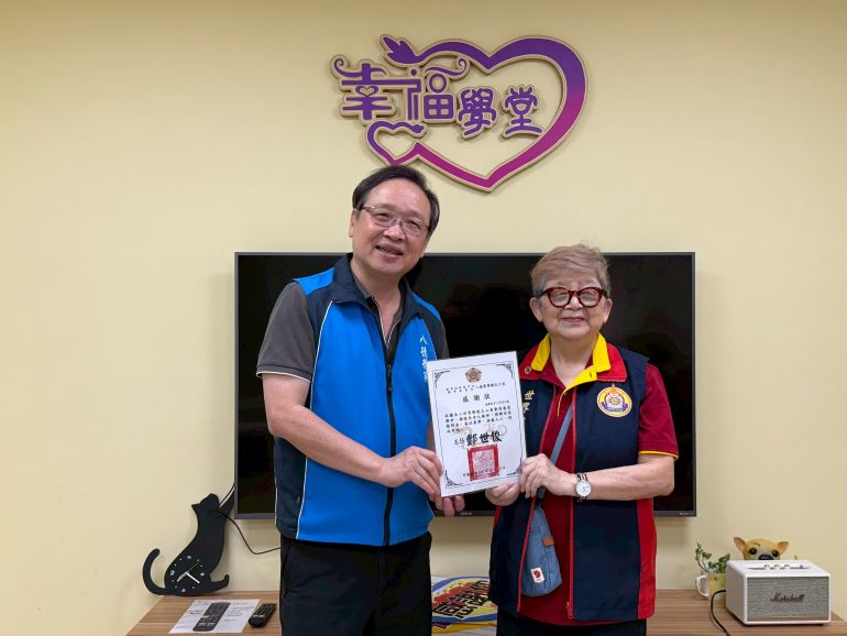 《圖說》世界佛教正心會致贈加菜金給八德榮家，酆世俊家主任(左)將感謝狀送給正心會表達至誠感謝。〈正心會提供〉