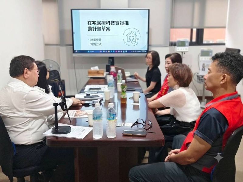 《圖說》源星生醫張國源董事長(左1)與新北市榮服處陳立中處長(右1)及板橋榮家陳桂美家主任(右2)針對就業合作、智慧醫療及高齡健康照護等議題進行交流。〈新北榮服處提供〉