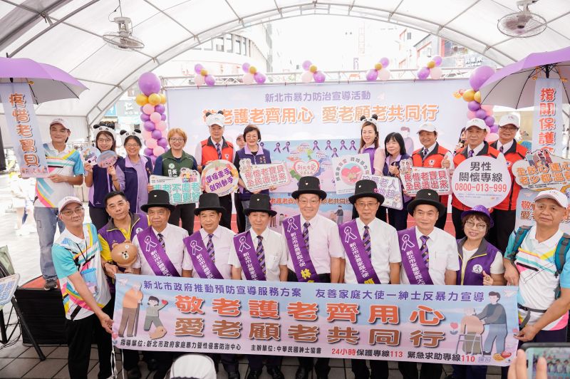 《圖說》社會局長李美珍(後排左6)親自領軍，與紳士協會團隊共同誓師，包含議員劉美芳(後排右5)、議員黃淑君(後排左4)也都到場參與，展現「家庭零暴力」的決心。〈社會局提供〉
