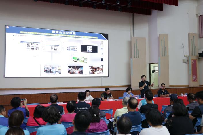 斗六市長林聖爵向鄉親說明第二階段西市場大樓興建規劃內容。