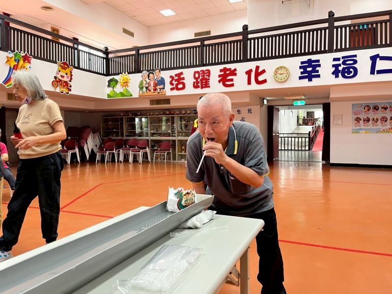《圖說》活動邀請養護區住民一同參加水上吹龍舟競賽。〈社會局提供〉