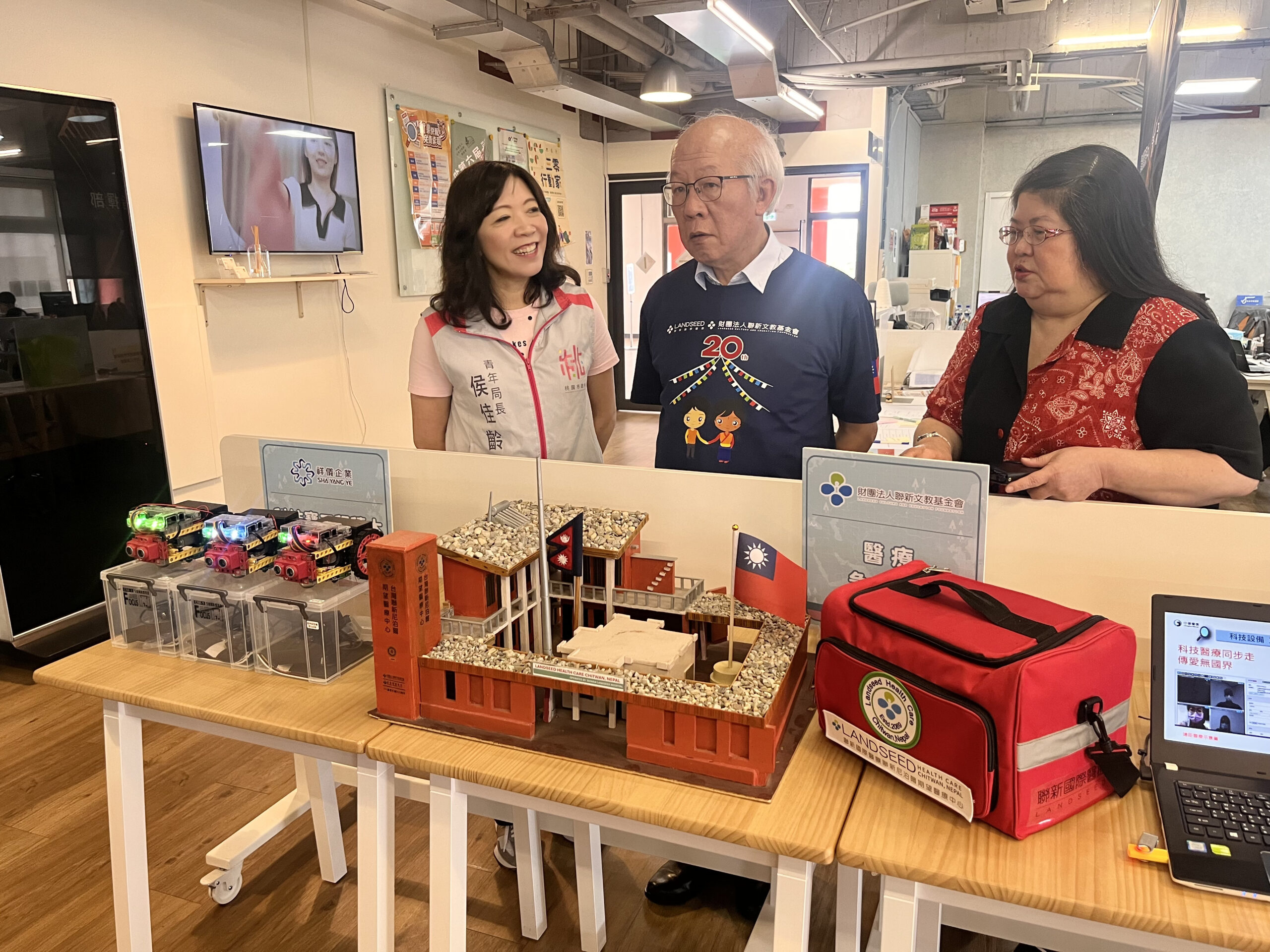 龜山鐵皮倉庫工廠陷火海 108名消防員灌救逾1小時控制火勢 圖五 圖為聯新國際醫院院長許詩典中及聯新文教基金會執行長謝彰文右說明尼泊爾醫 scaled