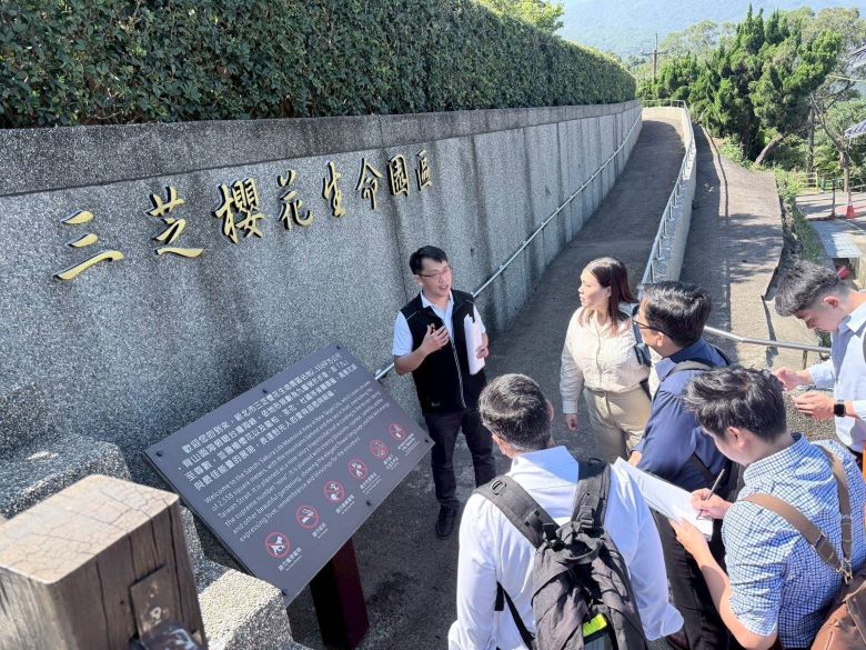 《圖說》新加坡代表團一行前往三芝櫻花生命園區,實地考察新北市推廣環保葬、落實永續土地治理的具體成效。〈民政局提供〉