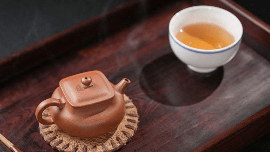 透過清楚展示壺款、茶湯與使用情境,吳佳寧讓跨境購買不只是下單交易,更接近一場線上的賞壺交流。(圖片來源:吳佳寧Facebook粉絲專頁)