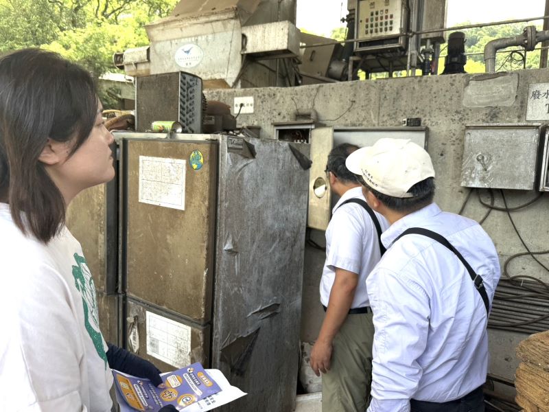 《圖說》台電北西區營業處人員辦理颱風期間降低災損宣導提醒畜牧業者落實用電管理及防颱整備,並協助檢視現場設備。〈北西區處提供〉