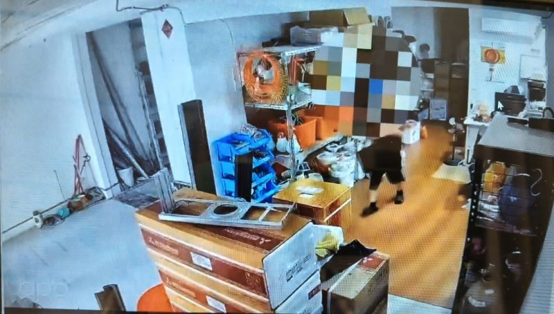 《圖說》蘇男以「順手牽羊」方式竊取財物,遭竊物品包括愛心捐款箱、錢包等。〈永和分局提供〉