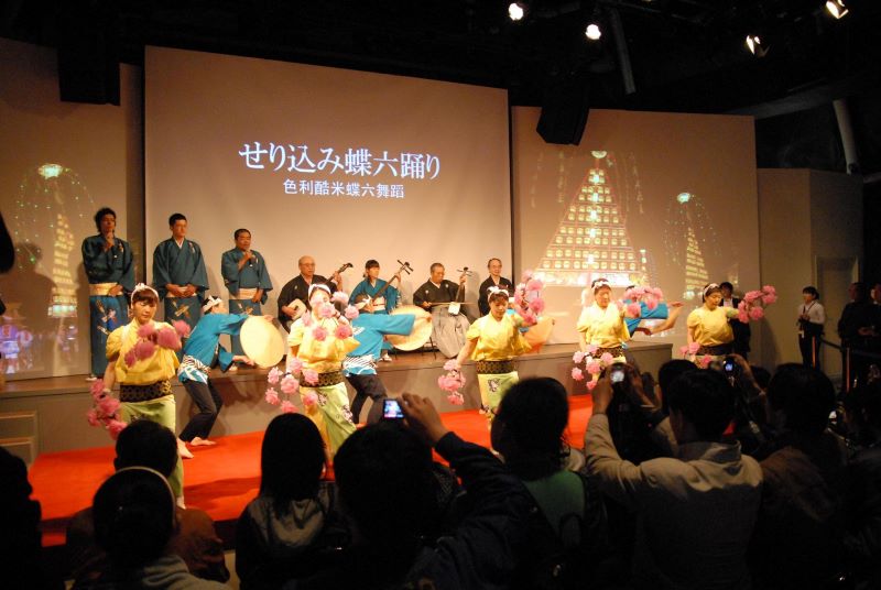 《圖說》擁有650年歷史的富山縣魚津市「魚津祭」，祭典中演出的「蝶六舞」姿態輕盈優雅歡樂，熱鬧非凡。〈板橋公所提供〉