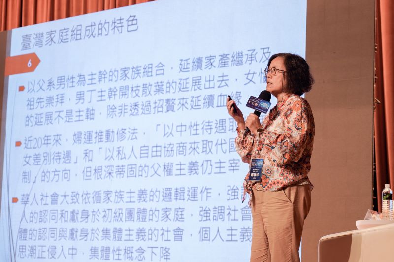 《圖說》台大社工系名譽教授鄭麗珍以以「一主責多協力、全齡服務」為題闡述分工合作模式。〈社會局提供〉