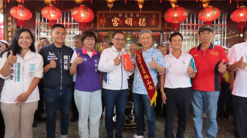 《圖說》侯友宜市長至汐止德明宮參拜祈福。〈民政局提供〉