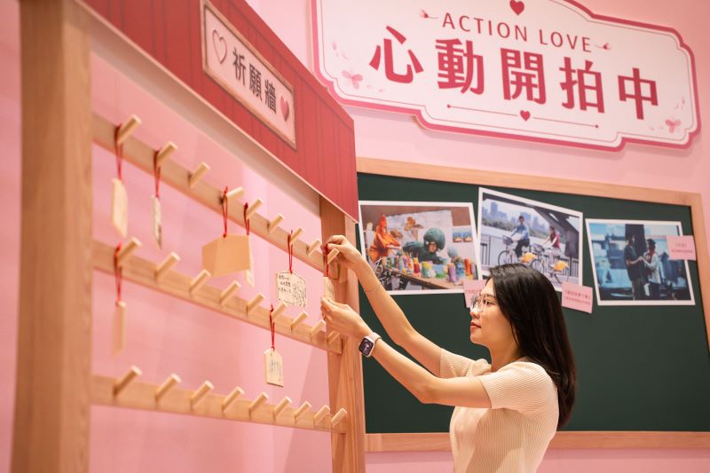 《圖說》各展區結合布景設計影視場景翻翻樂、月老祈願牆及情境打卡拍照等各式互動體驗。〈新聞局提供〉