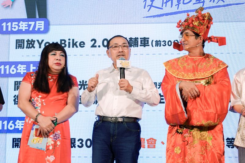 《圖說》侯友宜市長表示,要讓新北市成為長輩的樂園。左為藝人董至成,右為藝人王少偉。〈社會局提供〉