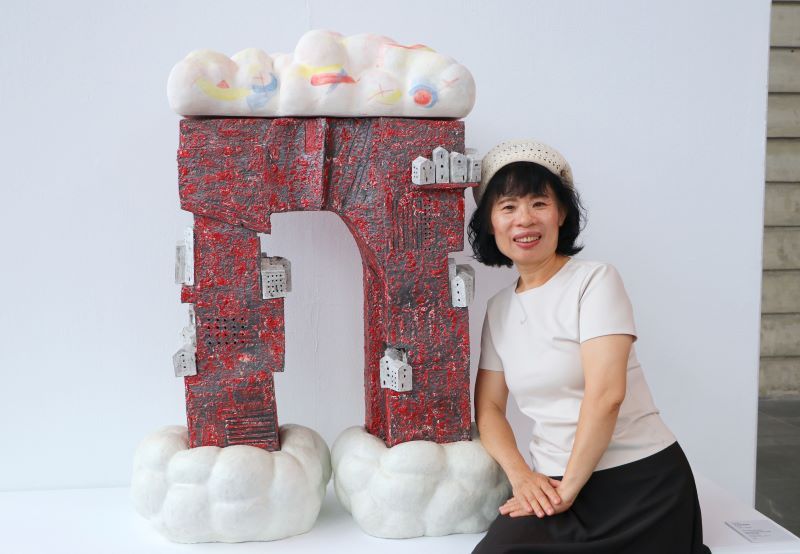 《圖說》作品《家與雲端連結》以建築漂浮於雲朵造形上，承載想像與精神寄託。〈陶博館提供〉