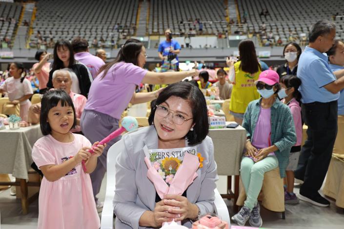 張麗善縣長帶著小孫女參加祖孫孝親活動