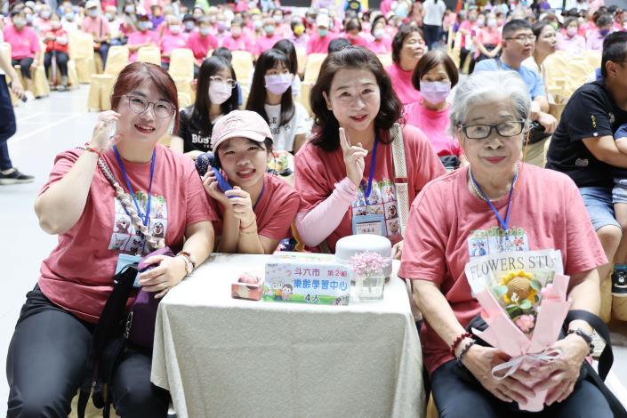 今年雲林縣祖父母節以「祖孫共聚情意長 健康幸福笑聲揚」為主題,吸引許多祖孫三代及親子家庭熱情參與