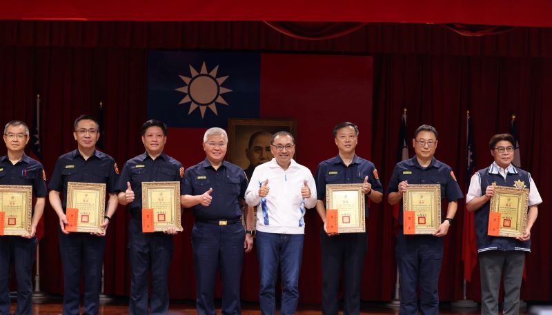 《圖說》市長侯友宜於治安會報頒獎表揚115年第2波掃黑行動績優單位,左四警察局長方仰寧。〈警察局提供〉