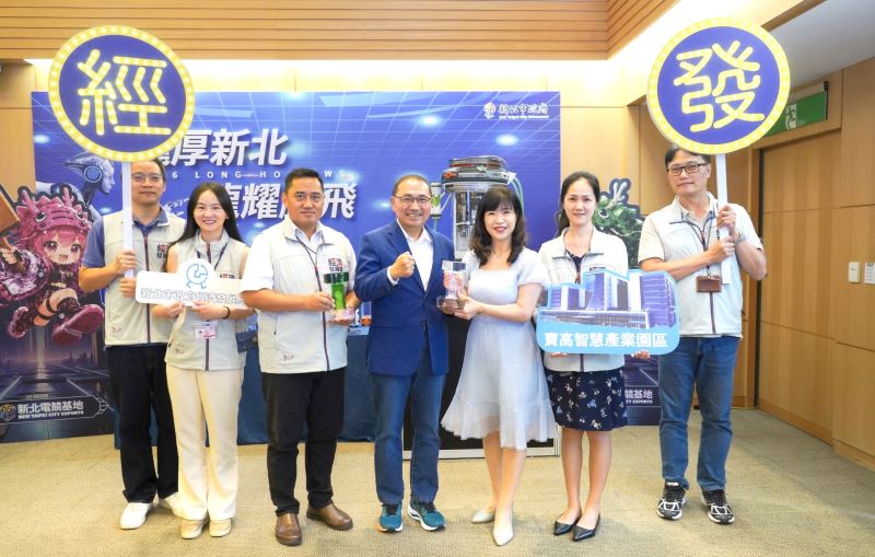 《圖說》經發局推動新店寶高園區於「國家卓越建設獎」獲得「最佳管理維護類—卓越獎」及「綜合卓越成就獎」，今日於市政會議獻獎，感謝市府團隊努力與辛勞。〈經發局提供〉