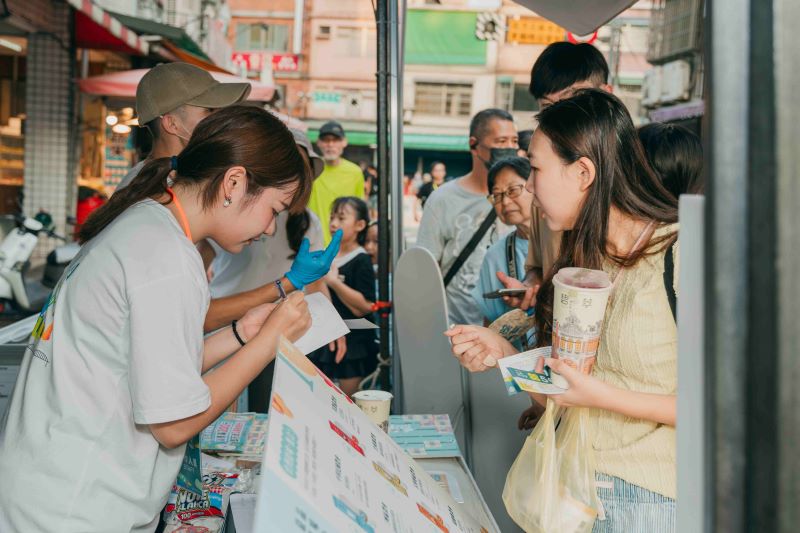 《圖說》「三峽納涼祭」今明兩日下午1時起至晚間8時30分在祖師廟周邊舉辦,邀請民眾來到納涼祭,用一杯沁涼飲品品味三峽的獨特風土。〈農業局提供〉
