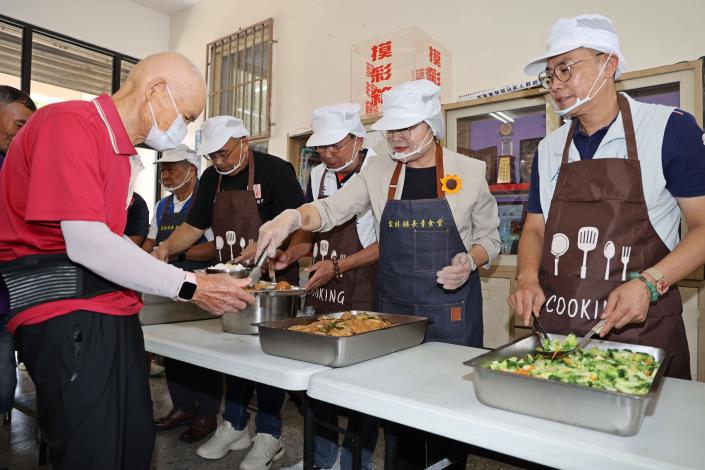 張麗善縣長17日至西螺下湳里社區活動長青食堂與長輩共餐，鼓勵長輩多走出家門、參與社區活動，維持健康生活