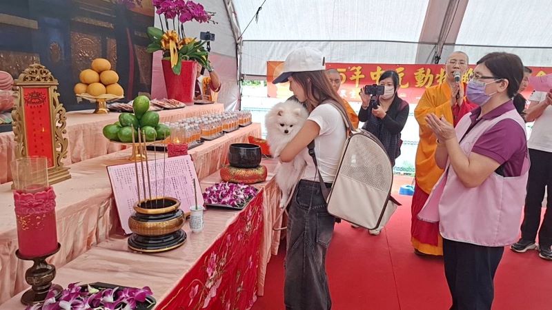 《圖說》飼主帶寵物祈福，象徵對生命的珍愛與善待。〈動保處提供〉