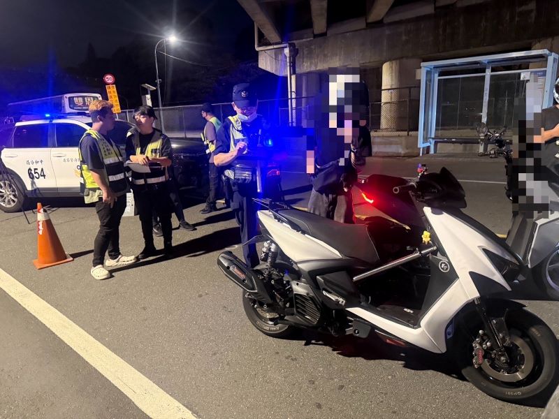《圖說》除由警方攔查可疑車輛外,環保人員也同步檢視車輛排氣管及相關設備是否符合規定。〈中和分局提供〉