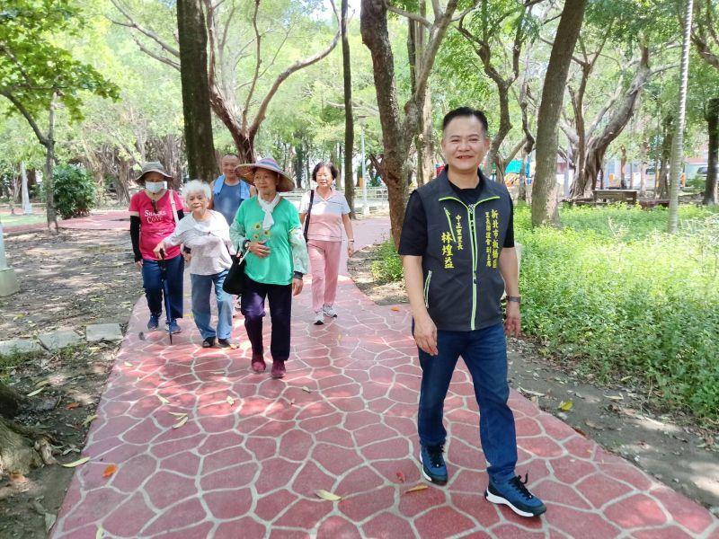 《圖說》國光公園步道更新噴花地坪改善原有不平整步道。〈板橋公所提供〉