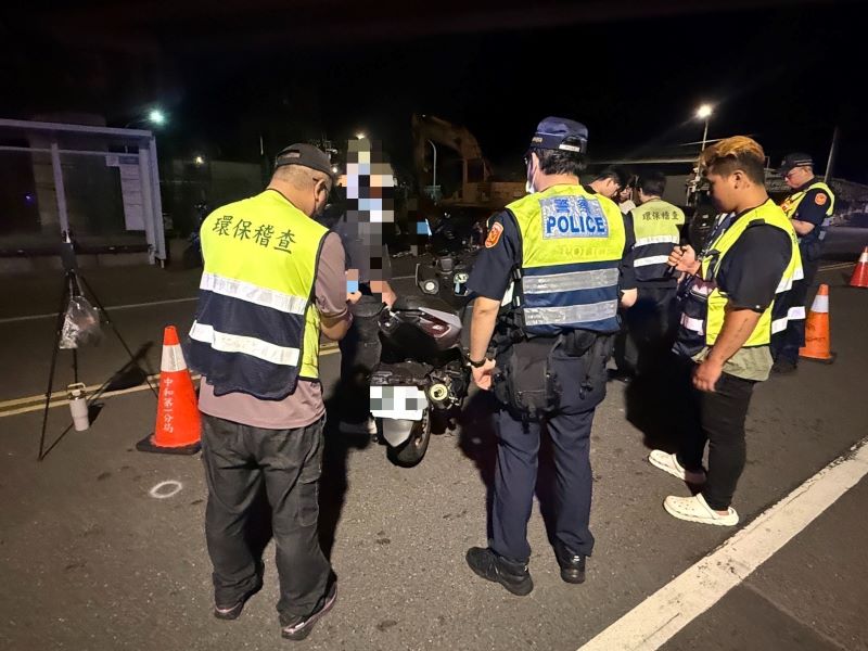 《圖說》中和警攜手環保局在中和區興南路二段往烘爐地方向設置聯合稽查點深夜擾民改裝車噪音。〈中和分局提供〉
